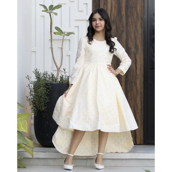 صورة فستان بناتي أصفر مرصع باللؤلؤ والورود | قصة هاي لو مع ذيل - 1185